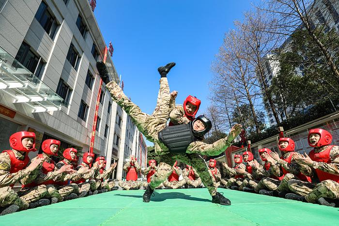 在上海，他们谱写新时代“霓虹灯下的哨兵”新荣光