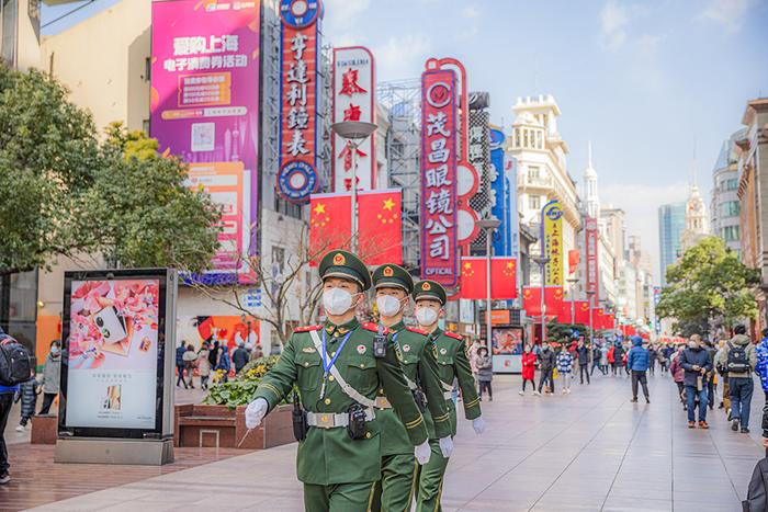 在上海，他们谱写新时代“霓虹灯下的哨兵”新荣光