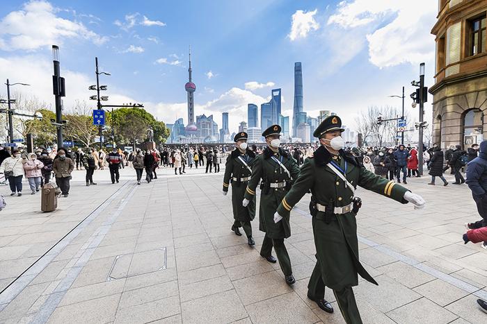 在上海，他们谱写新时代“霓虹灯下的哨兵”新荣光