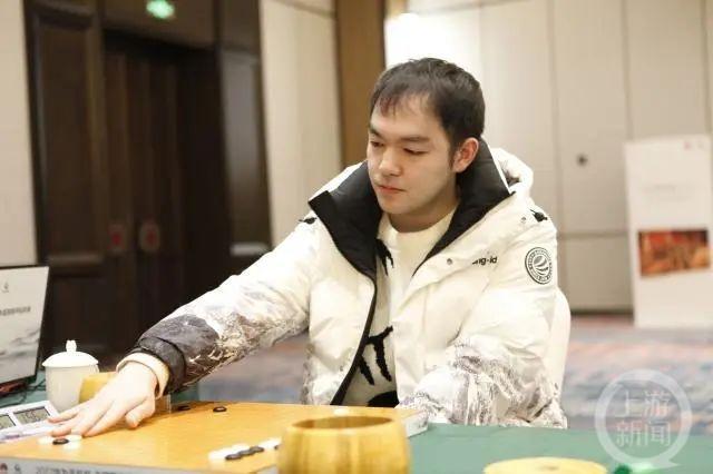 重庆棋手再成中国围棋“第一人”！李轩豪等级分超越柯洁登顶