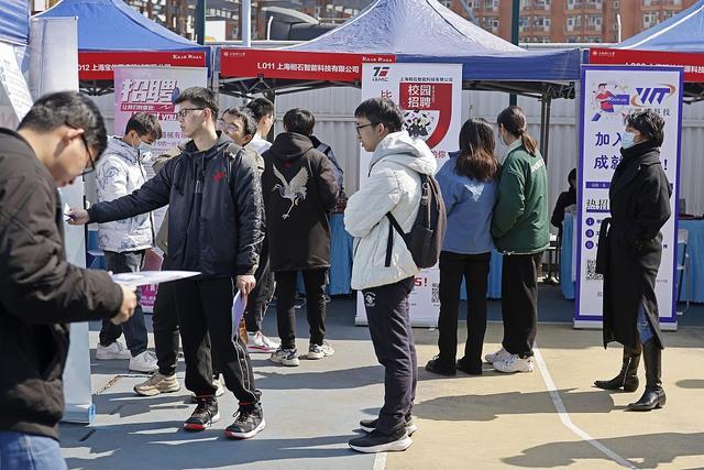 大学生就业牵动人心，梅兵代表：从长远看学校专业设置要有超前性