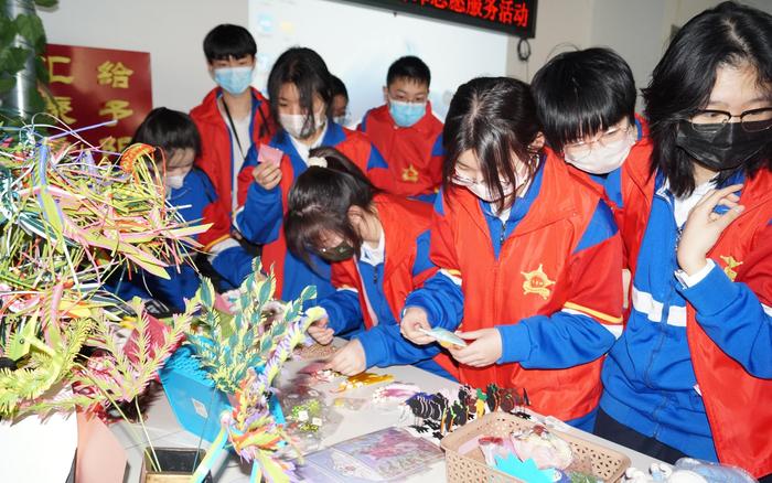 学习雷锋精神，青少年志愿服务队走进自闭症康复学校