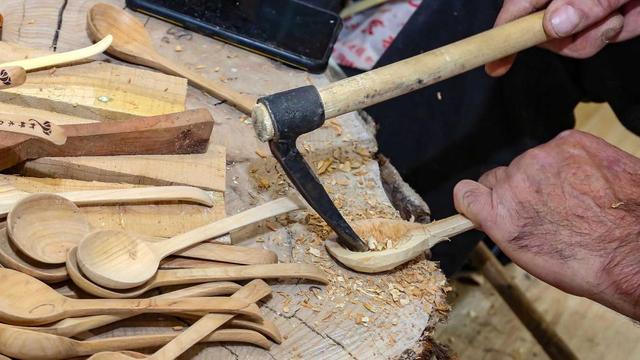 委员郑亚莉建议设立全国“工匠日”，助力国家重视技能