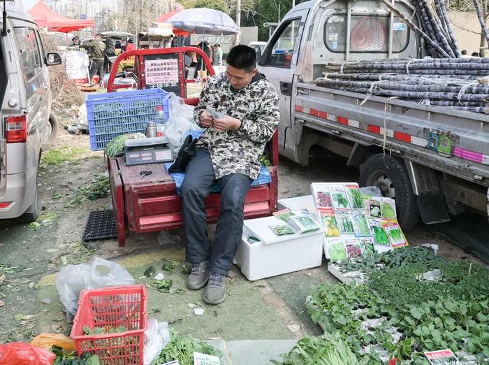 5点就开始！长沙这里可以“赶集”，95后研究生摆摊卖菜：最贵的卖得最好