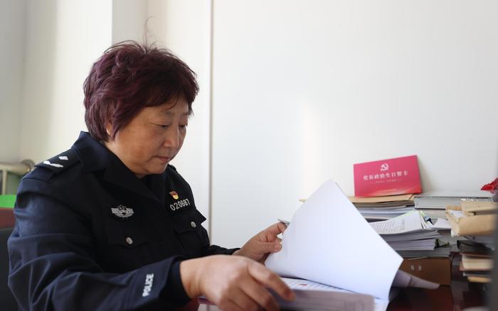 女警李庆玲：户籍工作三十余年，“为群众办实事是我的初心”