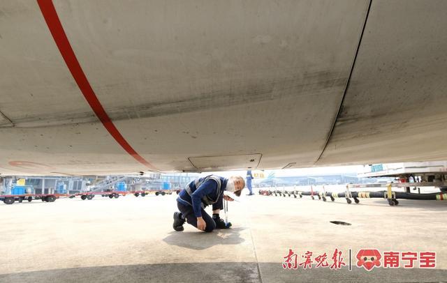 为飞机诊断“疑难杂症” ，这名女维修师喜欢这份“很费防晒霜的工作”→