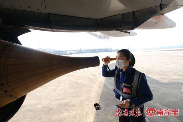 为飞机诊断“疑难杂症” ，这名女维修师喜欢这份“很费防晒霜的工作”→