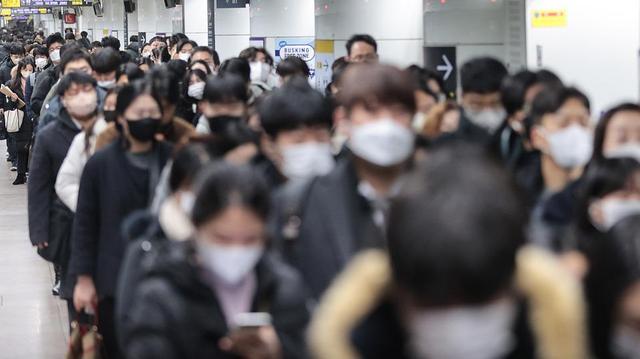 韩国拟取消公交戴口罩要求：疫情平稳，研讨调整剩余防疫政策