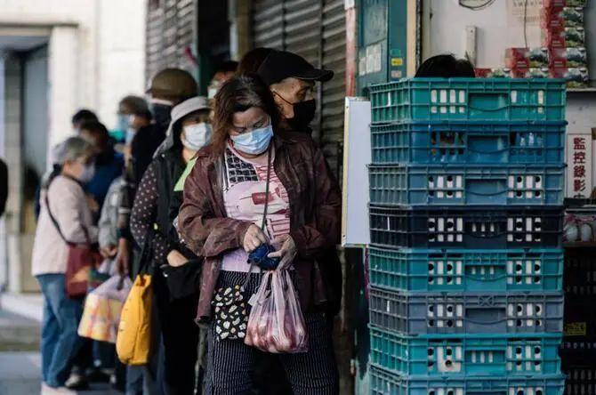 岛内民众排队购买鸡蛋。(图片来源:台湾中时新闻网资料图)