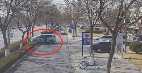 银川一辆汽车“无人驾驶”，开向马路，撞进绿化带……