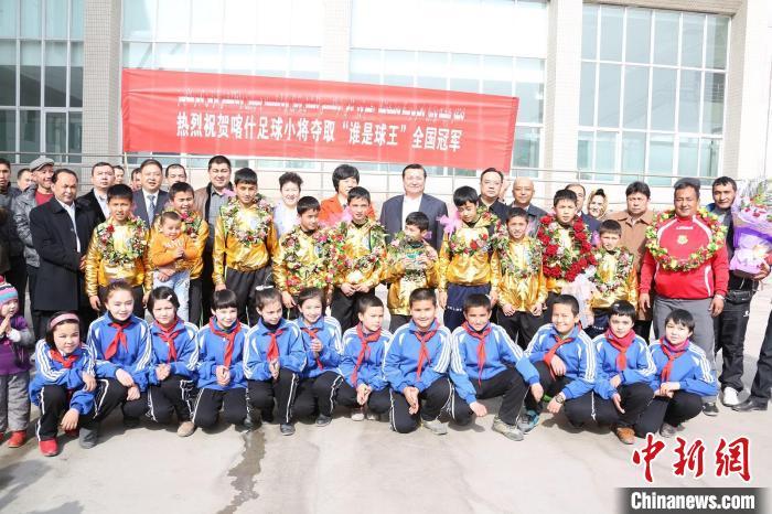 喀什市夏马勒巴格镇中心小学“喀什儿子娃娃”足球队获得2014年度“谁是球王”争霸赛冠军 买买提江·马哈木提 摄