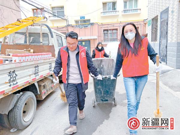 【新时代文明实践进行时】清理背街小巷 扮靓人居环境——乌鲁木齐市全面强化背街小巷环境卫生整治，提升城市精细化管理水平