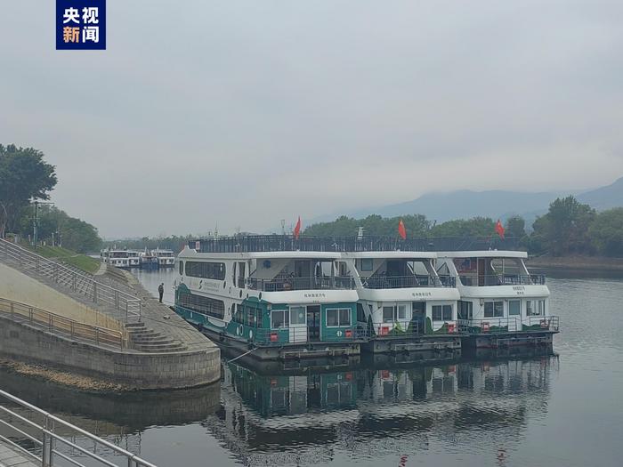 干旱天气致桂林漓江水位持续走低，旅游客船停航