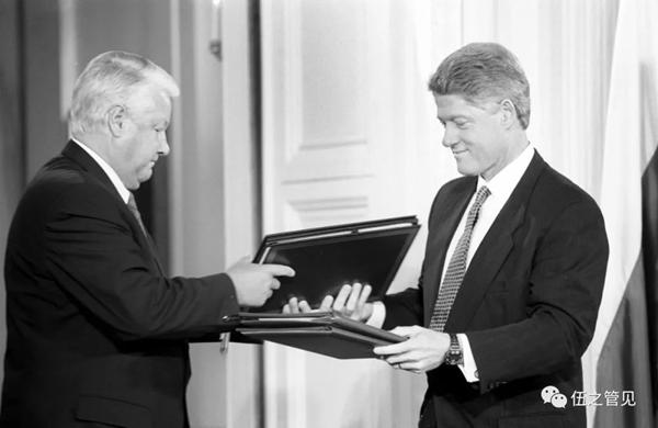 1994年9月28日,美国总统克林顿和俄罗斯总统叶利钦在白宫签署美俄两国经济及安全合作声明。这是在签字仪式后,克林顿(右)和叶利钦互换声明文本。