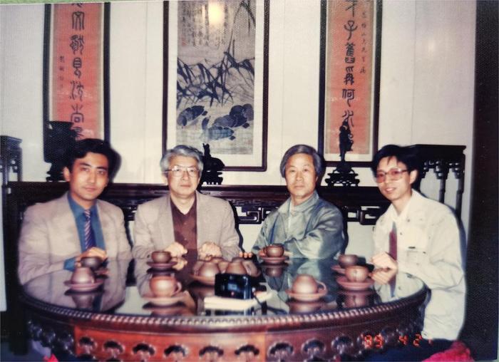 1989年本田悦久(左二)访沪,陆晓幸(右一)与同事们在豫园宴请日本友人(供图:陆晓幸)。