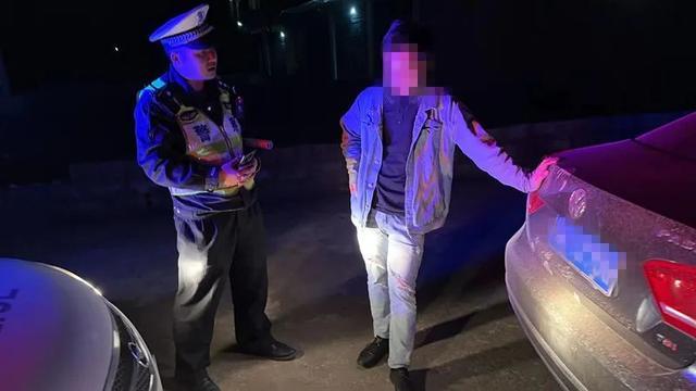为保住驾驶证，男子踩油门冲卡！被抓后哭着问交警：“要拘留吗？”