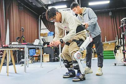 人机智能科学家程洪：创造现实版“钢铁侠”让截瘫患者“站起来走得好”