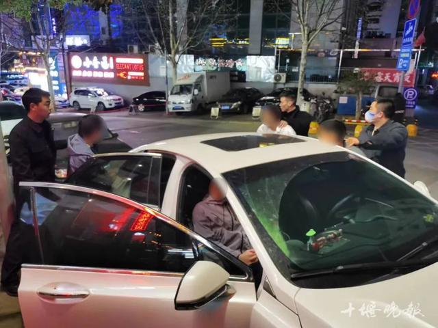 4人被湖北茅箭警方当街带走！抓捕画面来了