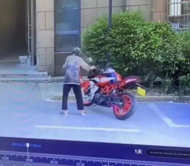 老人故意推倒摩托车，拒不赔偿后去世…法院判了！