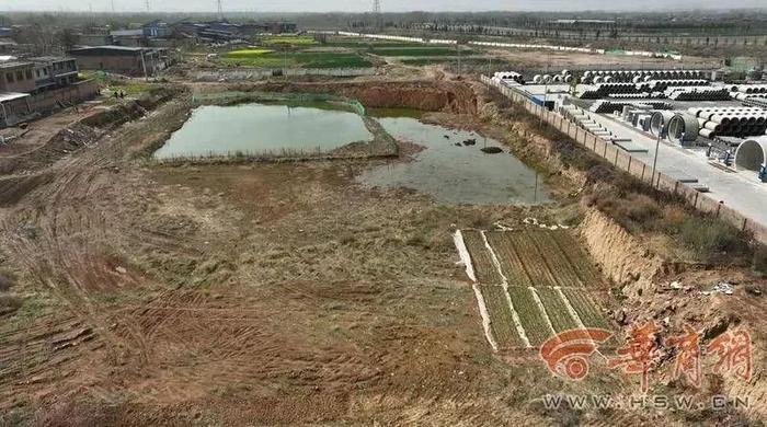 “一到晚上就有大卡车进村”，集体土地变成垃圾坑，这种大坑不止一个...