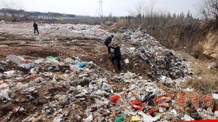 “一到晚上就有大卡车进村”，集体土地变成垃圾坑，这种大坑不止一个...