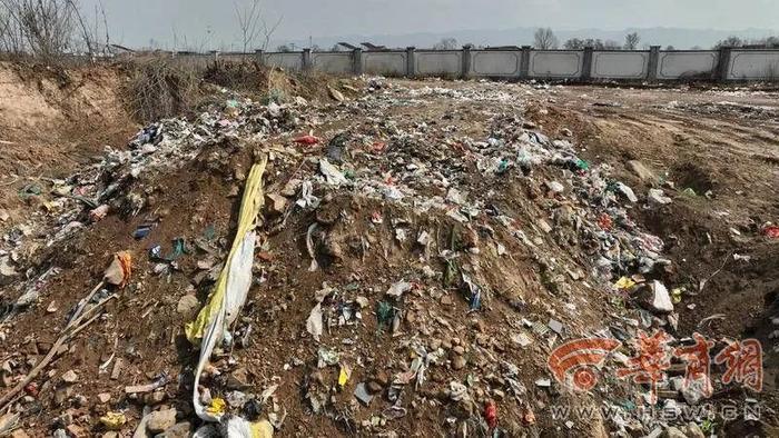 “一到晚上就有大卡车进村”，集体土地变成垃圾坑，这种大坑不止一个...