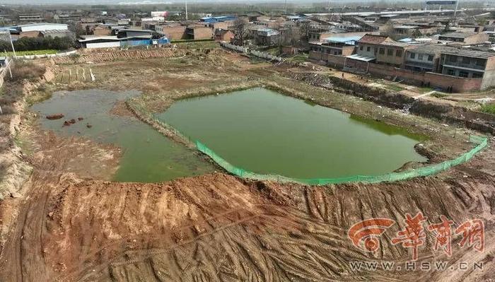 “一到晚上就有大卡车进村”，集体土地变成垃圾坑，这种大坑不止一个...