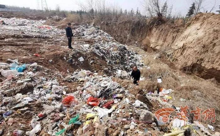 “一到晚上就有大卡车进村”，集体土地变成垃圾坑，这种大坑不止一个...