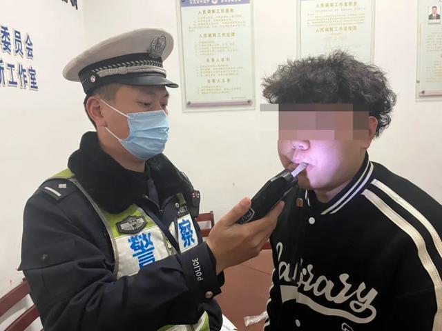 男子醉酒驾车，监控拍下撞车过程！