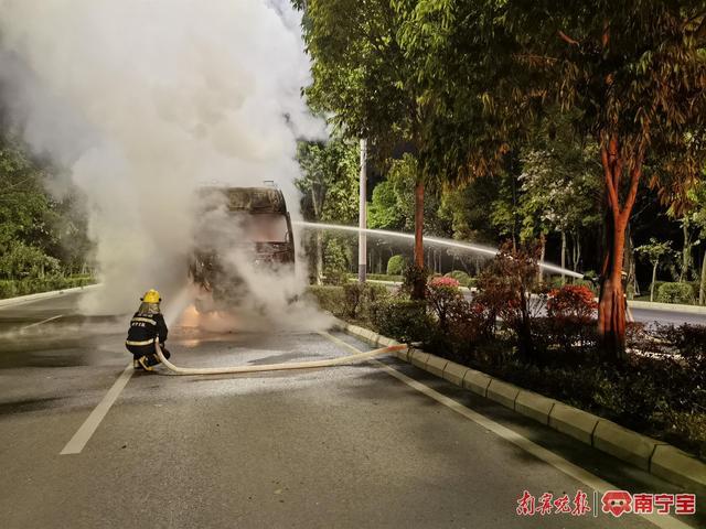 一辆运沙货车深夜自燃，南宁消防紧急灭火施救