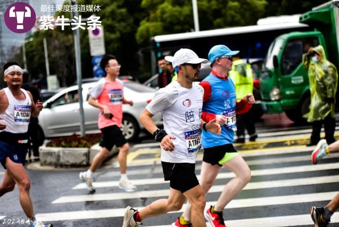 【紫牛头条】为鼓励高位截瘫妻子，视障男子爱上跑马，这次苏州马拉松他又PB了