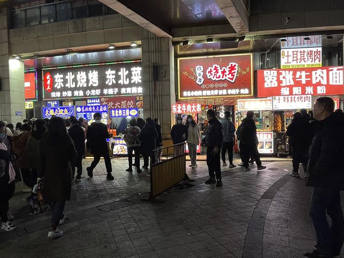 上海最大露天夜市逐步恢复营业：部分摊贩有证了，食品加工也要求达标