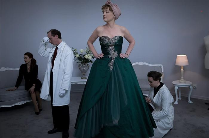 《哈里斯夫人闯巴黎》：一条裙子，通往另一个世界