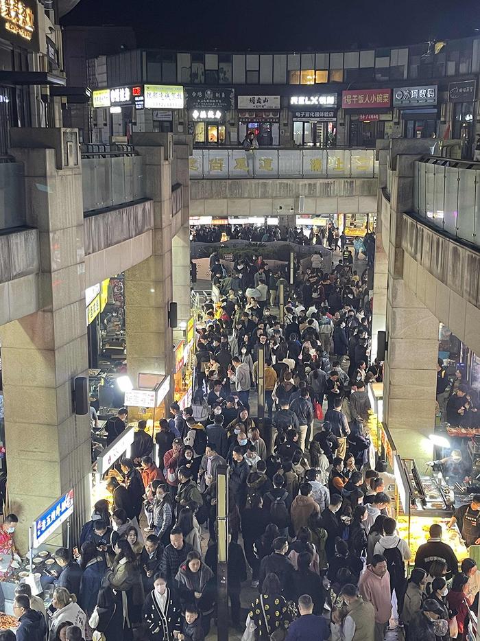 夜市人流密集 本文图均为 湃新闻记者 邓玲玮 图