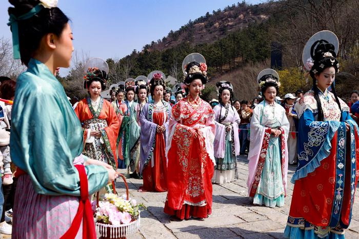 青岛西海岸新区：珠山深处杜鹃红