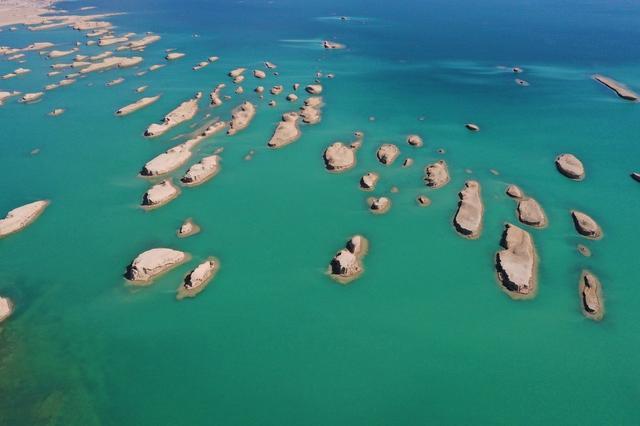 青海大柴旦乌素特水上雅丹地貌形态万千