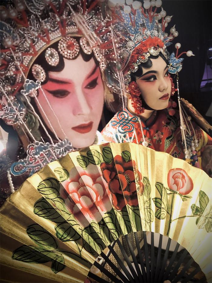 张国荣版程蝶衣,与2004年的荣迷赵港生扮演的程蝶衣。赵港生供图