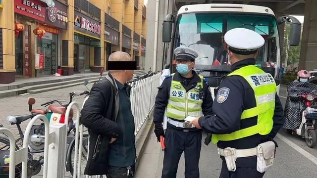 危险！载客20人旅游大巴驾驶员竟酒驾