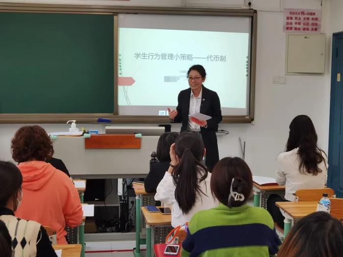 ▲王建丽给普通学校老师做特教培训。 受访者供图