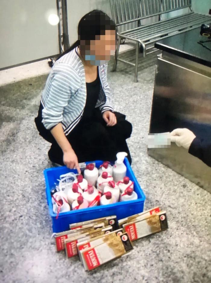 女子双腿绑藏14瓶茅台酒进境被海关截查