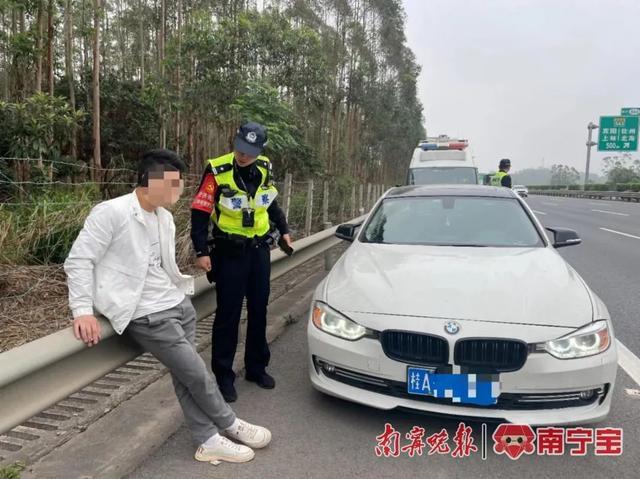 危险！情侣高速公路上吵架，女子情绪失控欲跳车