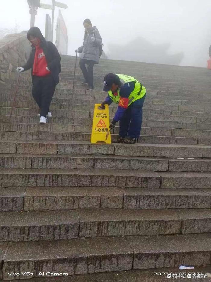 泰山雨后现雾凇美景，温度低至零下，建议择期进山