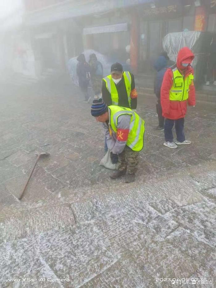 泰山雨后现雾凇美景，温度低至零下，建议择期进山