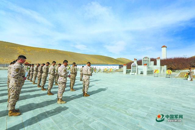 新疆军区某团官兵赴狮泉河烈士陵园开展祭奠活动