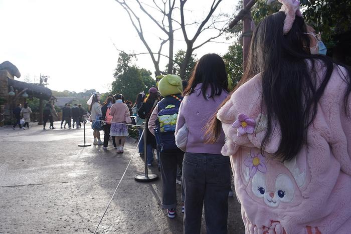 3月26日早晨七点半左右,丰盛堂外排队的游客。