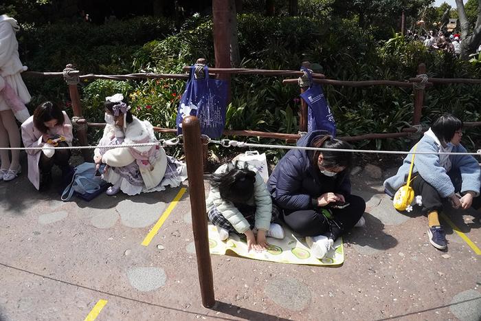 等待与玲娜贝儿互动的队伍。
