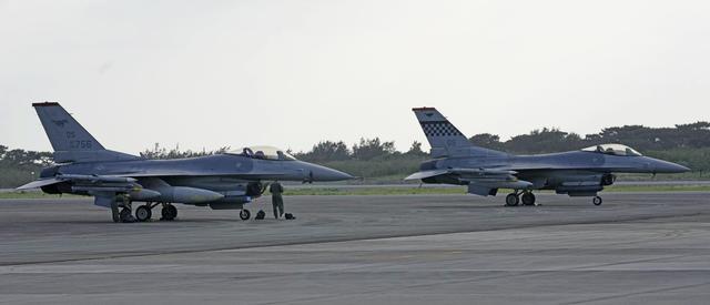 两架美军战斗机在日本冲绳县下地岛机场紧急降落