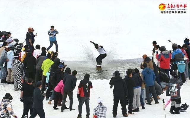 组图｜新疆丝绸之路滑雪场雪友滑水狂欢告别滑雪季