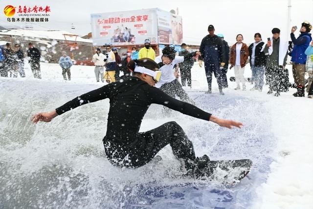 组图｜新疆丝绸之路滑雪场雪友滑水狂欢告别滑雪季