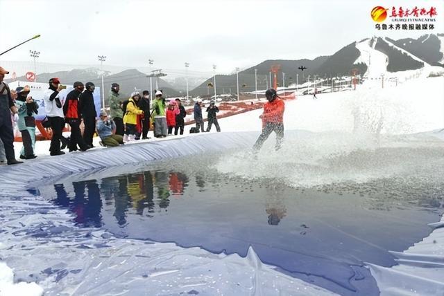 组图｜新疆丝绸之路滑雪场雪友滑水狂欢告别滑雪季